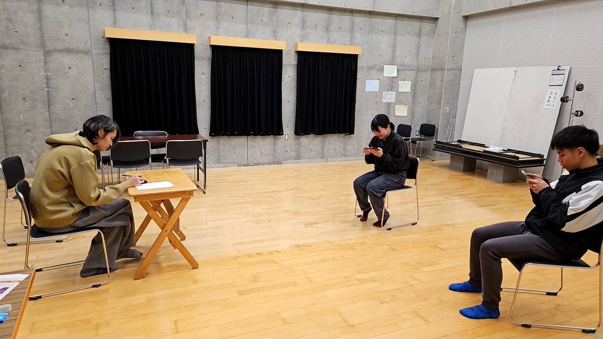【先日の活動】
後期も始まり稽古再開です！
来年5月に向けた公演準備を始めました。
演出や人物像をどう解釈するかみんなで話し合いました。
基礎練にも力を入れて頑張っていきますよ！