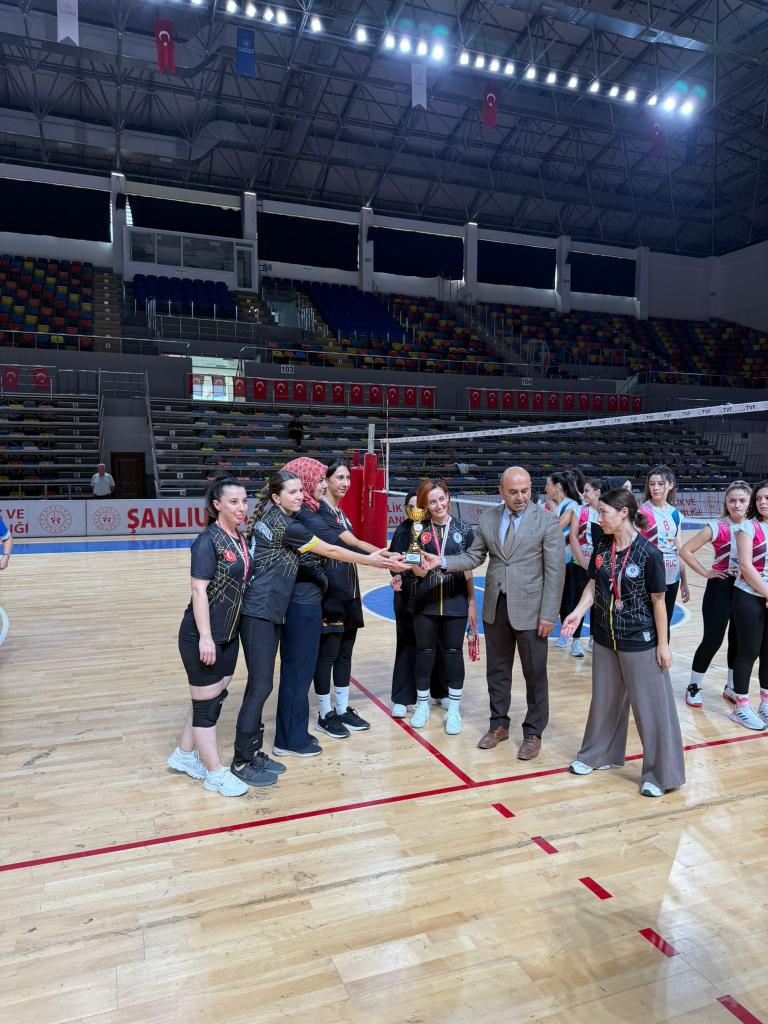 Bu yıl 3’üncüsü düzenlenen Kamu Kurumları Arası Voleybol Turnuvası büyük bir heyecan ve dostluk atmosferinde tamamlandı.

Turnuvada gösterdikleri üstün performansla;
🥇 İl Birincisi: Suruç İlçe Milli Eğitim Müdürlüğü
🥈 İl İkincisi: Şanlıurfa İl Milli Eğitim Müdürlüğü
🥉 İl