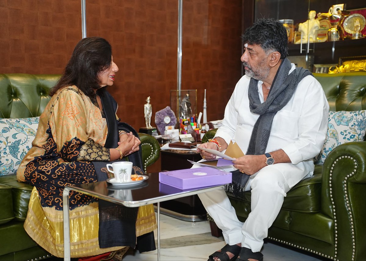 DKShivakumar's tweet image. It was a pleasure to meet Ms. @kiranshaw, entrepreneur and Founder of Biocon, at my residence today. We had an engaging discussion on Bengaluru’s growth, innovation, and the path ahead for Karnataka’s growth story.