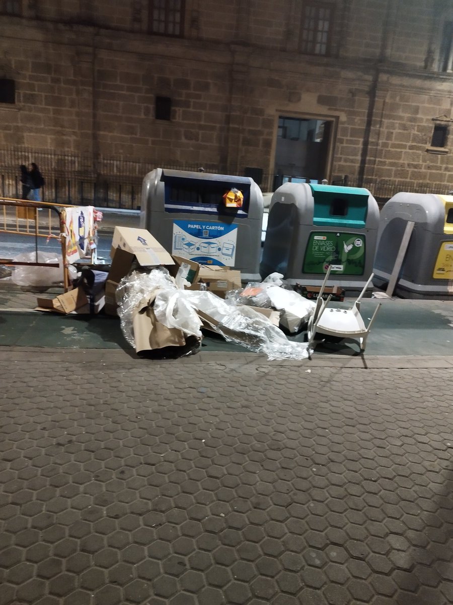 El_Primillo's tweet photo. #cuidemosSevilla #sevilla #DistritoMacarena
el tweet del barrio. Lipasam pasarse por favor ¿no?. Los incívicos oooootra vez. Hacer algo por el barrio pa cuándo alcalde....... https://t.co/GHidKP0DK0