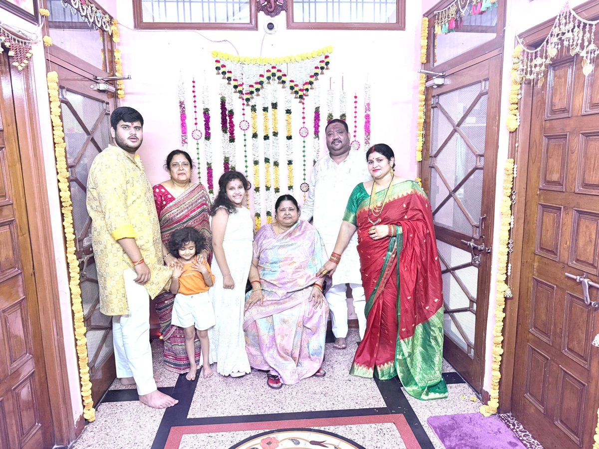 dheerusinghh's tweet image. शुभ दीपावली! ✨
दीपावली के पावन अवसर पर अपने परिवार संग मां लक्ष्मी एवं भगवान श्री गणेश जी का विधिवत पूजन कर इस प्रकाश पर्व को हर्षोल्लास से मनाया।
इस शुभ दिन पर माता लक्ष्मी और भगवान गणेश से राष्ट्र की समृद्धि, सुख-शांति और सभी का मंगल हो और सबके जीवन में उजाला बना रहे यही…