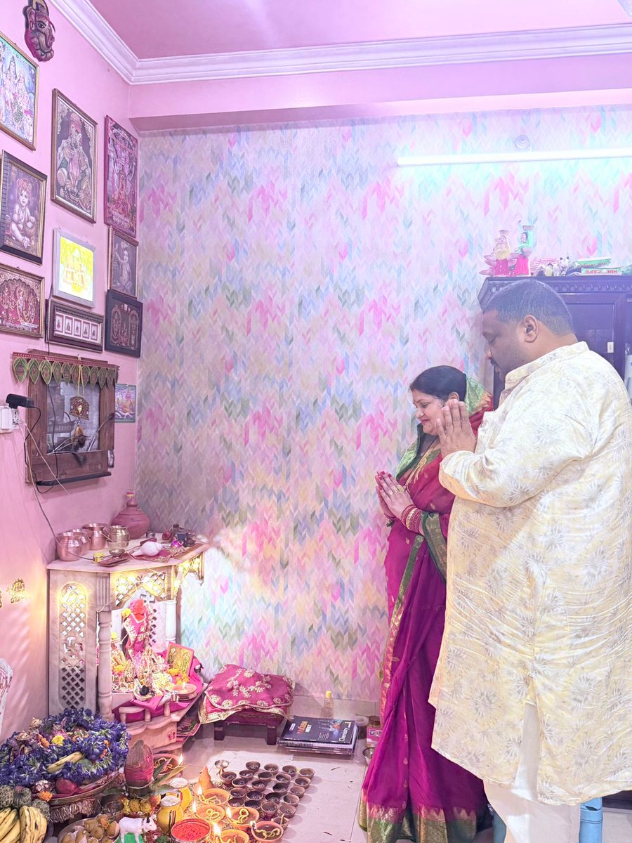 dheerusinghh's tweet image. शुभ दीपावली! ✨
दीपावली के पावन अवसर पर अपने परिवार संग मां लक्ष्मी एवं भगवान श्री गणेश जी का विधिवत पूजन कर इस प्रकाश पर्व को हर्षोल्लास से मनाया।
इस शुभ दिन पर माता लक्ष्मी और भगवान गणेश से राष्ट्र की समृद्धि, सुख-शांति और सभी का मंगल हो और सबके जीवन में उजाला बना रहे यही…