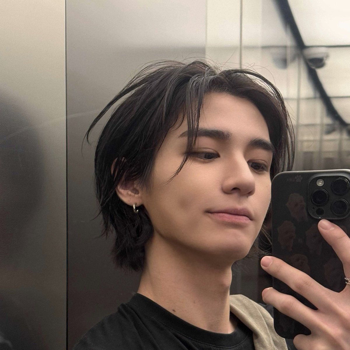 kkurowonie's tweet photo. loving every single elevator pic leehan drops https://t.co/OIWCt8k84O
