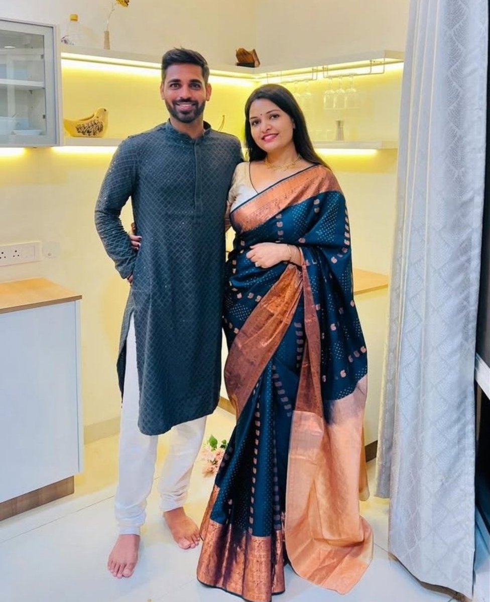 BanCheneProduct's tweet image. Anushka Sharma didn’t even invite her grandmother, uncle, or aunt to her wedding they only found out through television that their granddaughter and niece was getting married. Maybe she feels ashamed of her ordinary family; perhaps that’s why she invited only 20 guests.
Suresh…