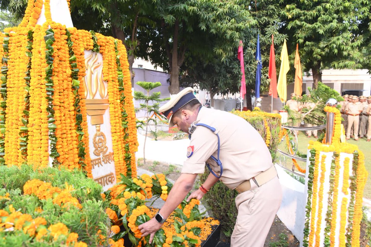 ipsajaysahni's tweet image. अपर पुलिस महानिदेशक बरेली जोन , #SSP बरेली व राजपत्रित अधिकारीगण एवं कर्मचारीगण के साथ #पुलिस_स्मृति_दिवस_2025 के अवसर पर रिजर्व पुलिस लाइन स्थित शहीद स्मारक पर कर्तव्य पालन के दौरान शहीद हुए सुरक्षाकर्मियों को याद करते हुए श्रद्धांजलि अर्पित की।
#UPPolice