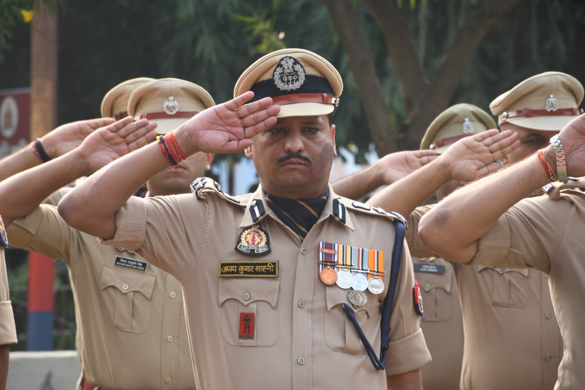 ipsajaysahni's tweet image. अपर पुलिस महानिदेशक बरेली जोन , #SSP बरेली व राजपत्रित अधिकारीगण एवं कर्मचारीगण के साथ #पुलिस_स्मृति_दिवस_2025 के अवसर पर रिजर्व पुलिस लाइन स्थित शहीद स्मारक पर कर्तव्य पालन के दौरान शहीद हुए सुरक्षाकर्मियों को याद करते हुए श्रद्धांजलि अर्पित की।
#UPPolice