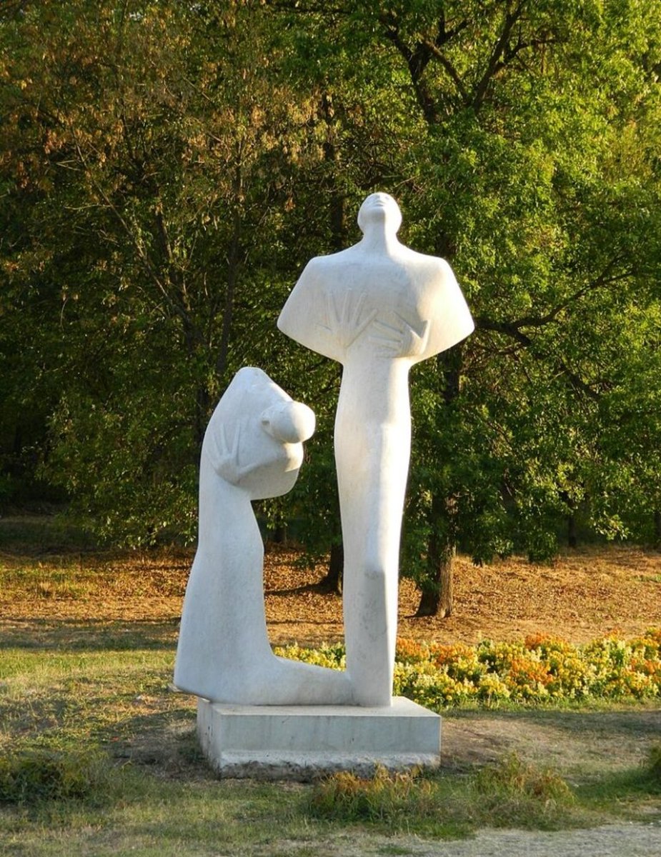 Ne zaboravite da su na ovaj dan kragujevačke đake na stratište vodili i pripadnici srpskog naroda. Ljotićevci onoga zločinca i krvnika Marisava Petrovića. Pa da se uči na Velikom školskom čašu.
