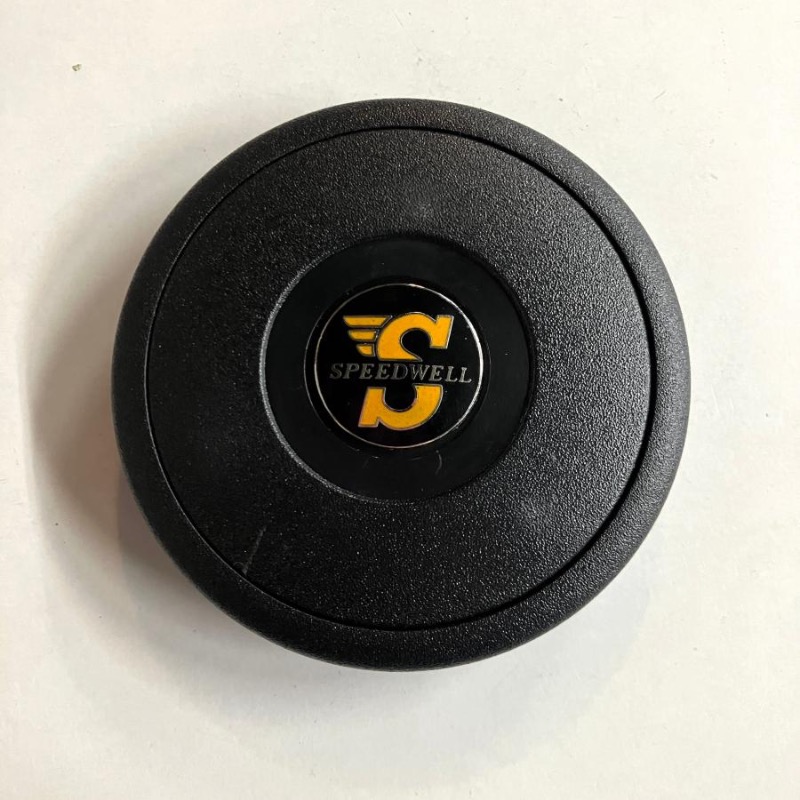 MINI_MARUYAMA's tweet photo. Moto-Lita製ハンドル用のセンターキャップです。
モトリタ純正風でブラックのプラスチック製となっています。
SPEEDWELLのメダルマーク付き。
センターがプッシュボタン式でホーンの操作が可能です。
