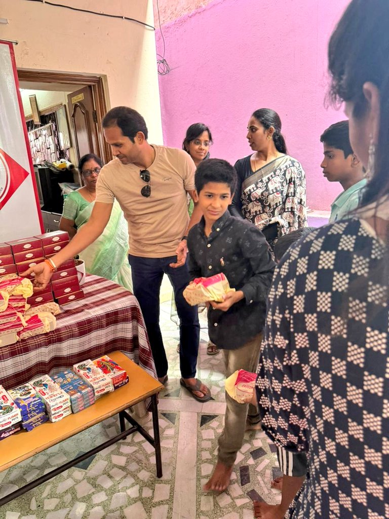 TeamVforu's tweet photo. రఘునందన్ మామిళ్లపల్లె గారి  సహకారంతో టీం వి ఫర్ యు ఫౌండేషన్ ఆధ్వర్యంలో (Oral School for Dum and Deaf) మారేడ్పల్లిలో, పిల్లలకు స్వీట్ బాక్సులు మరియు క్రాకర్స్ ఇచ్చి వారితోపాటు దీపావళి పండుగ జరుపుకోవడం జరిగింది.
#Diwali2025Celebration https://t.co/BQ7yslBSUA