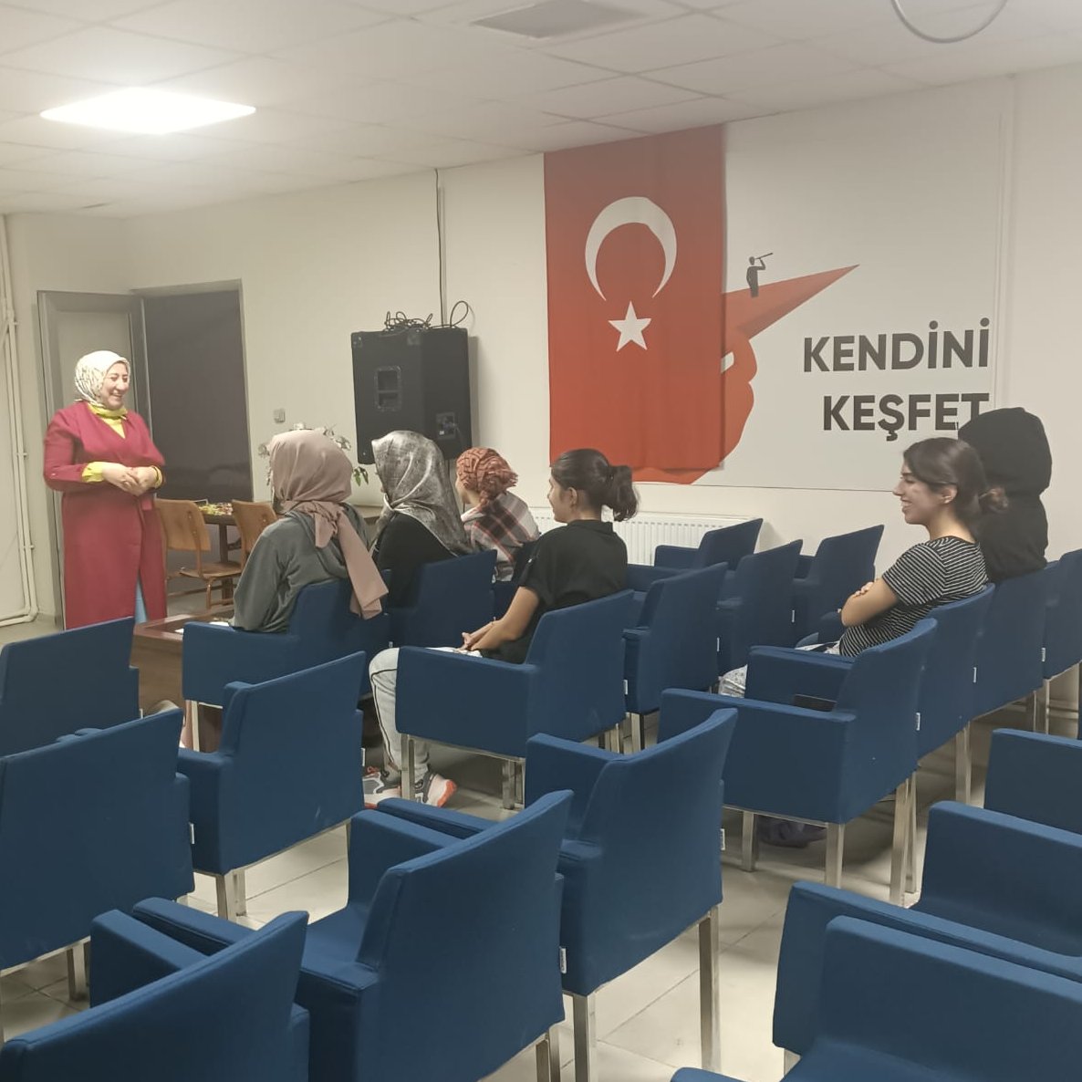 📍 Mükrime Hatun Yurdu

Danışmanımız Selma Özmen tarafından öğrencilerimizle “Hayat Veren Kavramlar” atölye çalışması gerçekleştirildi. 💬🌿

#GSBYurtları