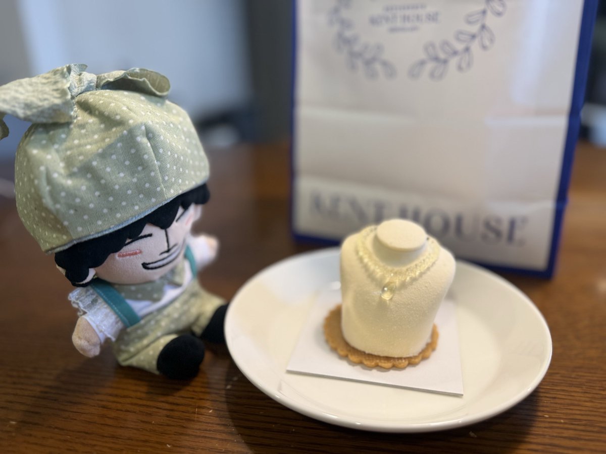 SUPER_A_maken's tweet photo. 可愛いケーキだねぇ🍰
メロンのケーキは季節的になかったので、見た目で惚れたケーキを買ってあげました🍈
良かったねぇ😊
#佐野晶哉
#KENTHOUSE https://t.co/6GXB4sfXbs