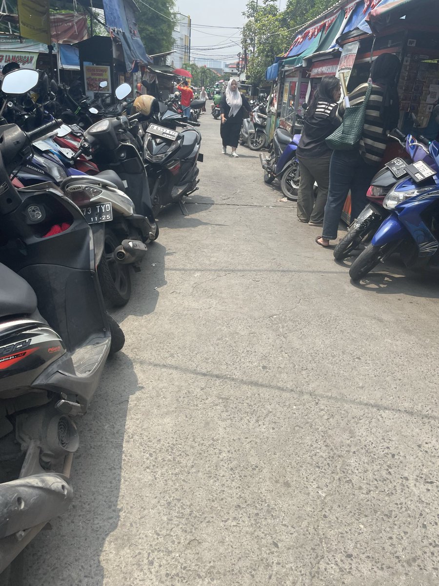 Ryantie01's tweet photo. @CommuterLine Hi Min pintu keluar stasiun Rawa Buaya saat ini gak ramah bagi penumpang, jalanan smpit karena ego pemilik penitipan motor yg semakin maju letaknya, kaki sampe kesangkut2 pas jam sibuk, tanah ini apakah milik KAI? Kalau iya tlg tertibkan min, sangat mengganggu pejalan kaki, Mksh https://t.co/vi8WCZj50U