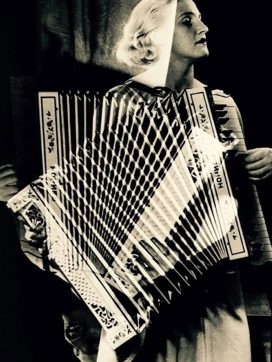 📷©️ Man Ray.
Eva with Accordion. 1932 / 1934.
