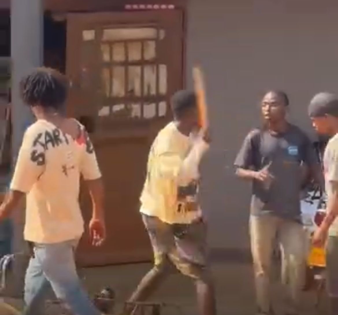 🚨 AMAKURU AGEZWEHO 🚨

<a href="/Rwandapolice/">Rwanda National Police</a> yatangaje ko yataye muri yombi abasore batatu ba banyamahanga biga muri UNILAK bakubise bakanakomeretsa abamotari babiri. Byabereye mu Murenge wa Gatenga, mu Karere ka Kicukiro. 
#GoodrichTvAmakuru