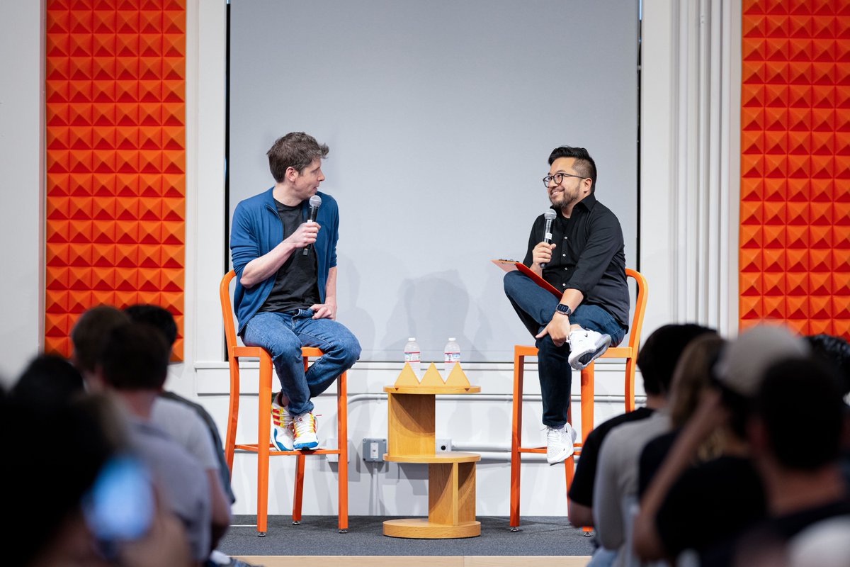 garrytan's tweet image. Welcome back to YC @sama
Thanks for sharing your wisdom with the newest batch