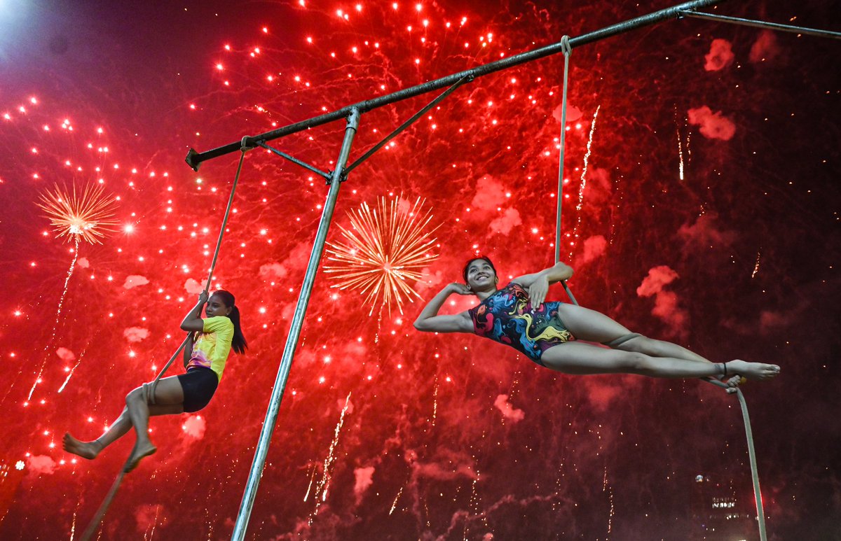 As fireworks light up the sky over Shivaji Park during Deepotsav, young gymnasts continue their practice below, creating a perfect blend of energy and the Diwali festival.
#diwali #shivajipark #deepotsav2025 #fireworks #dadar #mumbai #gymnastics