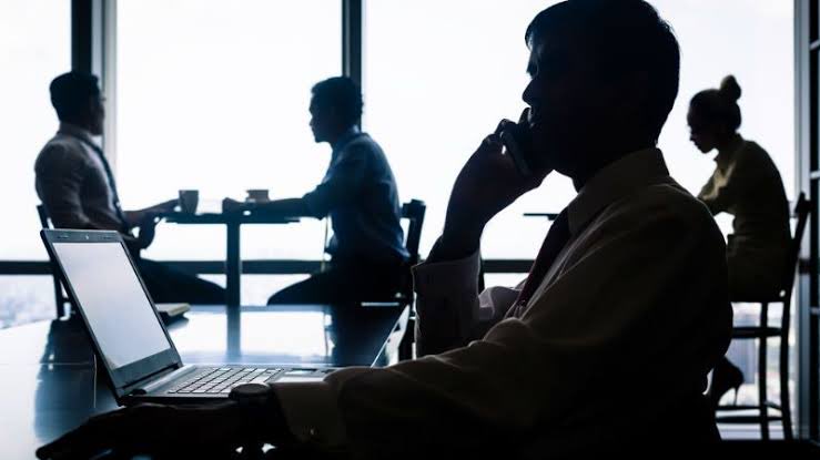 🔴 Klook รายงาน พบประเทศไทยติดอันดับ 3 ของโลก ชั่วโมงการทำงานที่ยาวนานที่สุด 

⏰คนไทย 46.7% ทำงานเกิน 48 ชม./สัปดาห์ (ค่าเฉลี่ยโลก 40 ชม./สัปดาห์) 

🔴และยังมีวัฒนธรรม“Presenteeism”หรือ “การต้องมาให้เห็นหน้า” 

35-48% ของพนักงานไทย ไม่กล้าลางานไปเที่ยว-ลาป่วย เกรงใจเพื่อนร่วมงาน