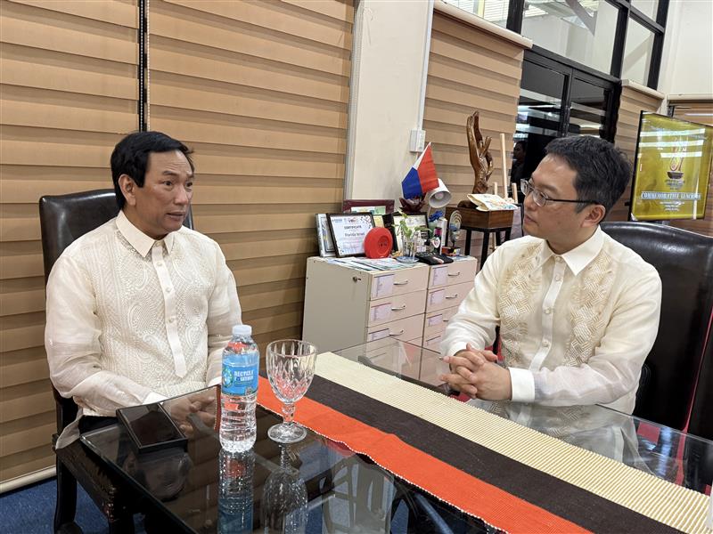 AmbJPNinPH's tweet image. Grateful for Governor Carlos Jericho Petilla’s warm hospitality during CDA Ono’s visit to Leyte. During the courtesy call, we reaffirmed 🇯🇵🇵🇭 commitment to deepening our friendship, strengthening local-level cooperation, and contributing to #CommunityDevelopment.🤝