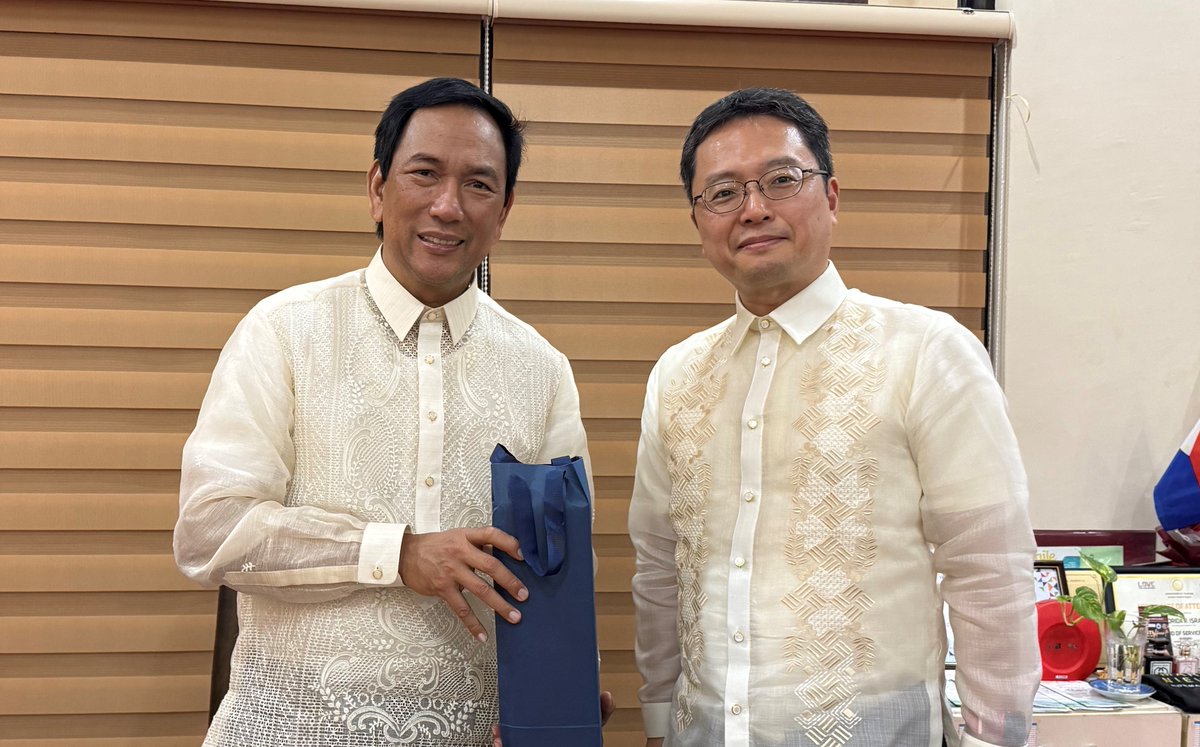 AmbJPNinPH's tweet image. Grateful for Governor Carlos Jericho Petilla’s warm hospitality during CDA Ono’s visit to Leyte. During the courtesy call, we reaffirmed 🇯🇵🇵🇭 commitment to deepening our friendship, strengthening local-level cooperation, and contributing to #CommunityDevelopment.🤝