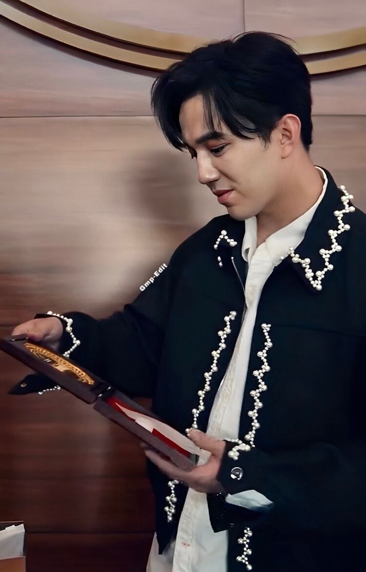 Royshellari3554's tweet image. Al escuchar el canto sincero y conmovedor de Dimash, se siente un gran amor, así como varios sentimientos profundos.
CONCIERTO DIMASH EN BARCELONA
#Dimash
DIMASH CONQUISTA EL MUNDO