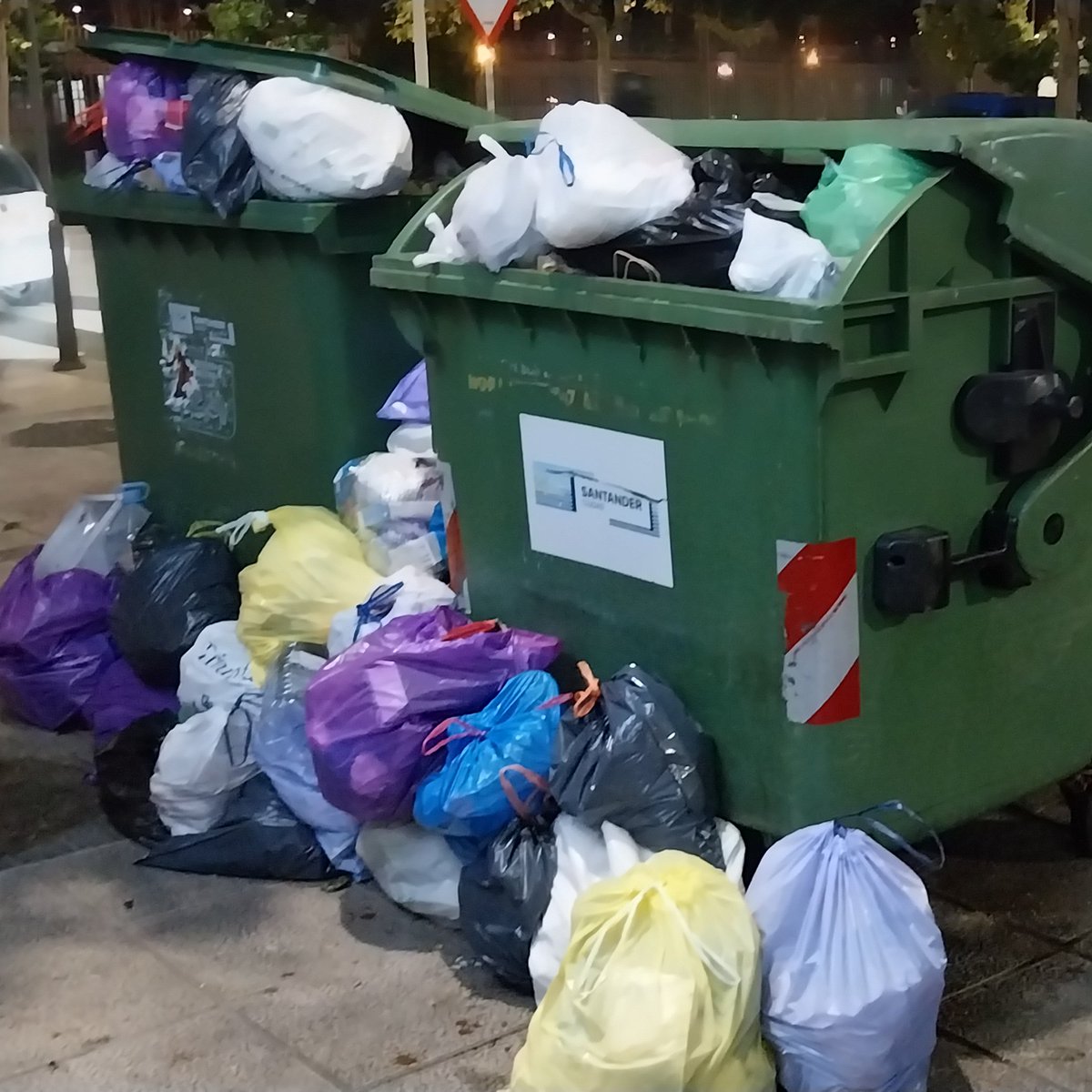 David Higuera (Higuera Ingeniería) (@d_higuera_ing) on Twitter photo Santander verde y saludable...
¡<a href="/gemaigual/">Gema Igual Ortiz</a> no hay derecho!
Este trimestre yo NO pago el recibo de las basuras.
#Santanderciudadcontaminada Santander verde y saludable...
¡<a href="/gemaigual/">Gema Igual Ortiz</a> no hay derecho!
Este trimestre yo NO pago el recibo de las basuras.
#Santanderciudadcontaminada