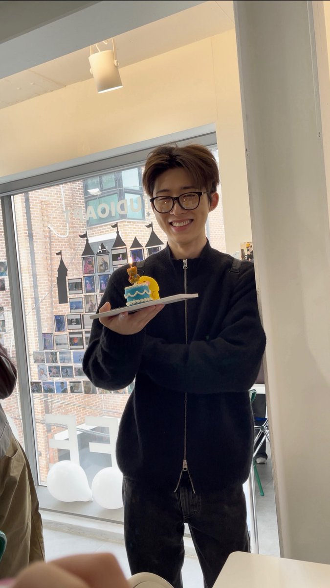 kimhanbintrash's tweet photo. I MEAN LOOK AT THE WAY HE SMILES!!!! 🥺🫠 https://t.co/RxdImPQiPQ