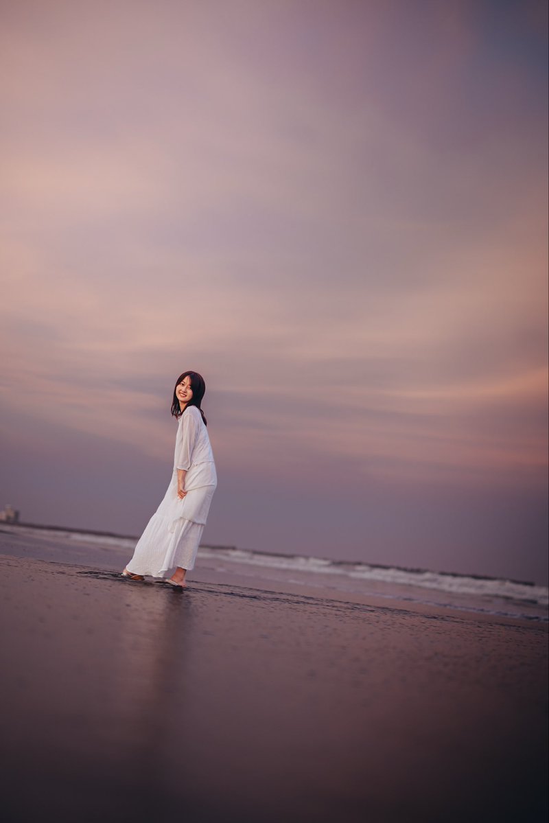 波が来ている海の中にも入ってくださって、本当にありがたいなって思いました。私も撮る側として覚悟決めなきゃなと思って、海に入って撮りました☺️

ズボンと靴はビショビショになりましたけど、そのおかげで撮れた写真です🙏

_______

ずっと今年の5月くらいから考えていたことがあって。