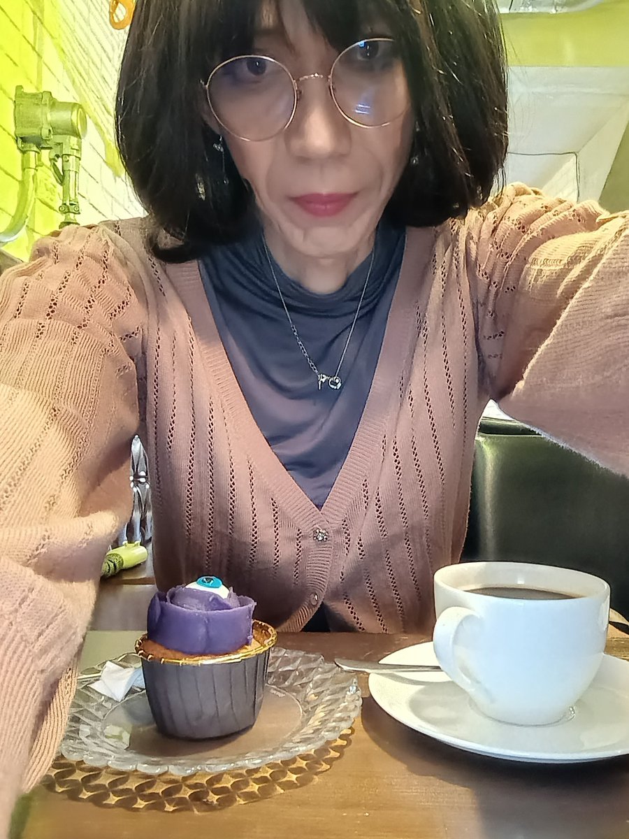 東山みちる🐬女装🍆 (@js19michiru) on Twitter photo 日本橋のmilkcafeさんに二度目の訪問です😀
右はハロウィンらしくおめめ(紫芋)というケーキです😋
ホットコーヒーとともに美味しくいただきました☕ 日本橋のmilkcafeさんに二度目の訪問です😀
右はハロウィンらしくおめめ(紫芋)というケーキです😋
ホットコーヒーとともに美味しくいただきました☕