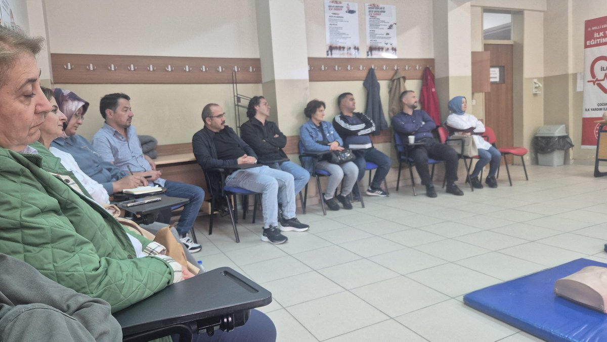 Perşembe İlçe Milli Eğitim Müdürlüğü (@ilcepersembe) on Twitter photo İlçemiz personeli, İş Sağlığı ve Güvenliği kapsamında düzenlenen Temel İlk Yardım Eğitimi’ne katıldı. Eğitimde acil durumlarda yapılması gereken doğru müdahaleler teorik ve uygulamalı olarak anlatıldı. <a href="/tcmeb/">Millî Eğitim Bakanlığı</a> <a href="/Ordu_MEM/">Ordu İl Millî Eğitim Müdürlüğü</a> <a href="/mfvargeloglu/">MEHMET FATİH VARGELOĞLU</a> <a href="/culfazmurat/">Murat Çulfaz</a> İlçemiz personeli, İş Sağlığı ve Güvenliği kapsamında düzenlenen Temel İlk Yardım Eğitimi’ne katıldı. Eğitimde acil durumlarda yapılması gereken doğru müdahaleler teorik ve uygulamalı olarak anlatıldı. <a href="/tcmeb/">Millî Eğitim Bakanlığı</a> <a href="/Ordu_MEM/">Ordu İl Millî Eğitim Müdürlüğü</a> <a href="/mfvargeloglu/">MEHMET FATİH VARGELOĞLU</a> <a href="/culfazmurat/">Murat Çulfaz</a>