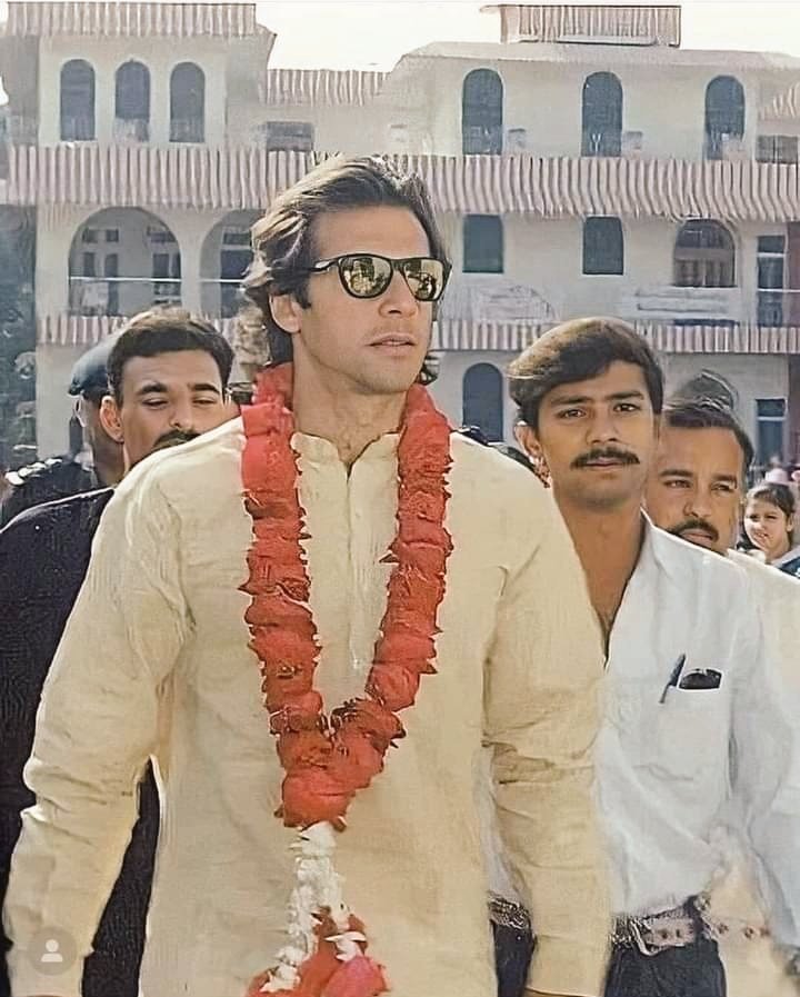 السلام علیکم، صبح بخیر 
یا اللہ پاک عمران خان کی حفاظت فرما، آمین