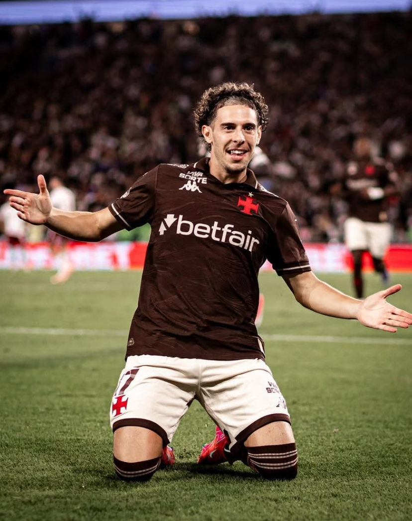 Giuberti10Mr's tweet photo. Nuno Moreira pelo Vasco:

45 jogos
9 gols
9 assistências.

Muito perto de atingir o famoso duplo-duplo. É um dos melhores JOGADORES DE FUTEBOL que eu já vi atuar no Vasco.

Joga de volante, meia, nas duas pontas e sempre com qualidade. É o Tuga! 🇵🇹

📸 | Lucas Almeida. https://t.co/jjOWO7To2n