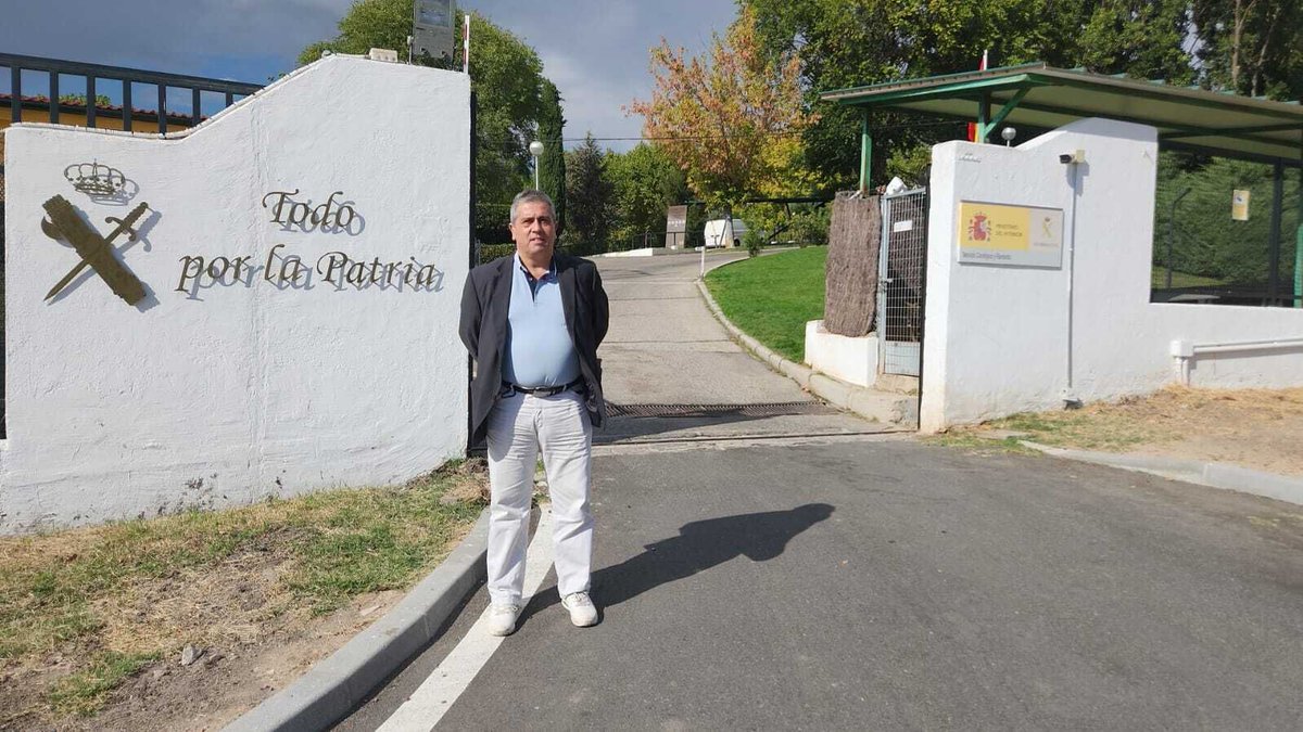 Sigo convaleciente y siempre debo ir acompañado de un agente, un sanitario o ambos 
Mi fiel amigo , A.H., me llevó al Centro Cinológico de la GC. Evento organizado por ADSI.
#GuardiaCivil #CentroCinológico #ADSI #AsociaciónDeDirectoresDeSeguridadIntegral #TodoPorLaPatria #Amistad