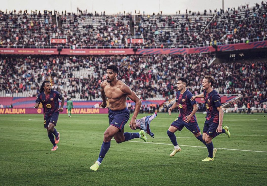 Why are bluds chasing Vini’s dog? 😭