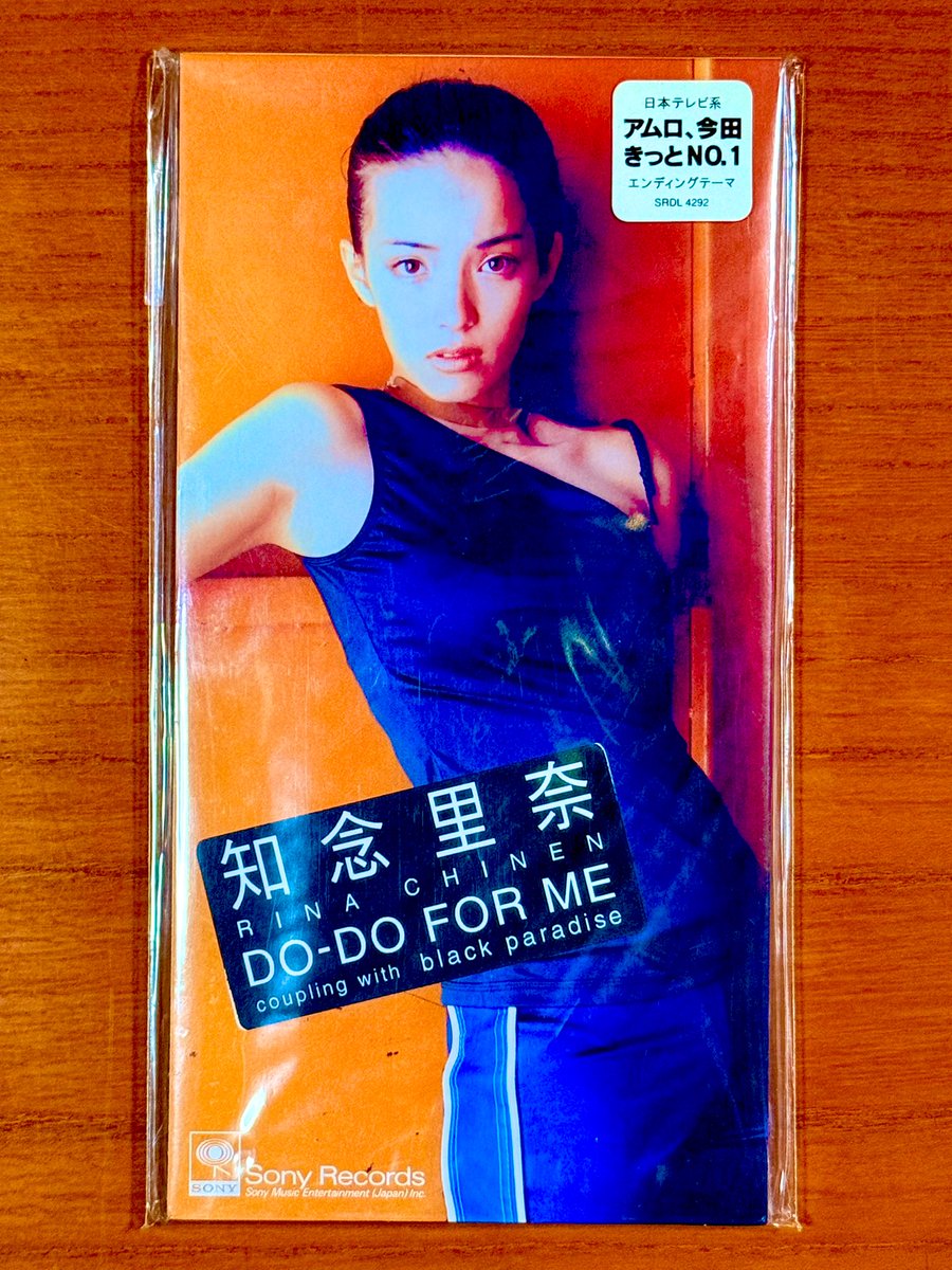 astromaniax26's tweet photo. 本日で発売から29年!
1996年10月21日 発売
【DO-DO FOR ME/知念里奈】
告知ポスターとCD
オリコン初登場37位
知念里奈のデビュー曲♪
サビのワチャゴナ〜は
インパクト大ですね
当時
第二の安室奈美恵
登場と沸いた
#知念里奈
#DODOFORME
#デビューシングル
#SONY
#久保コージ
#ポスターとCD https://t.co/05v5bdbgwy