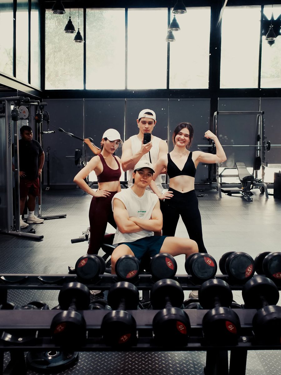 fakerazzles's tweet image. The gym’s getting way too crowded with feelings lately. 👀👀
Gym routine: lift, flex, and question if it’s sweat or butterflies.
#AzRalph #CardiobyFeelings