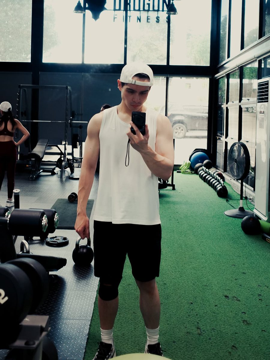 fakerazzles's tweet image. The gym’s getting way too crowded with feelings lately. 👀👀
Gym routine: lift, flex, and question if it’s sweat or butterflies.
#AzRalph #CardiobyFeelings