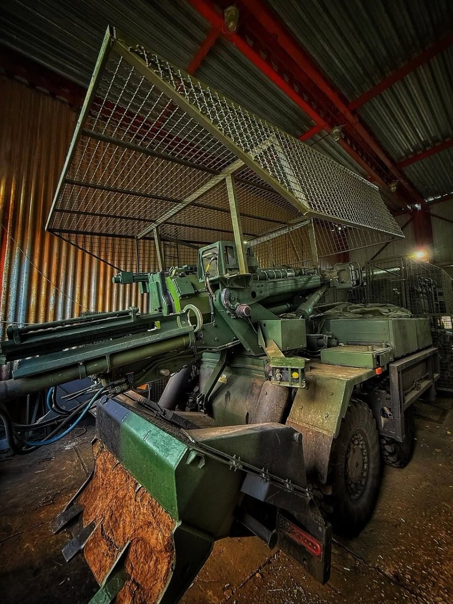 Cest__Carre's tweet image. 🇺🇦🇫🇷 Un CAESAR 6x6 155mm ukrainien équipé d'une imposante cage anti-drones artisanale.
#Ukraine