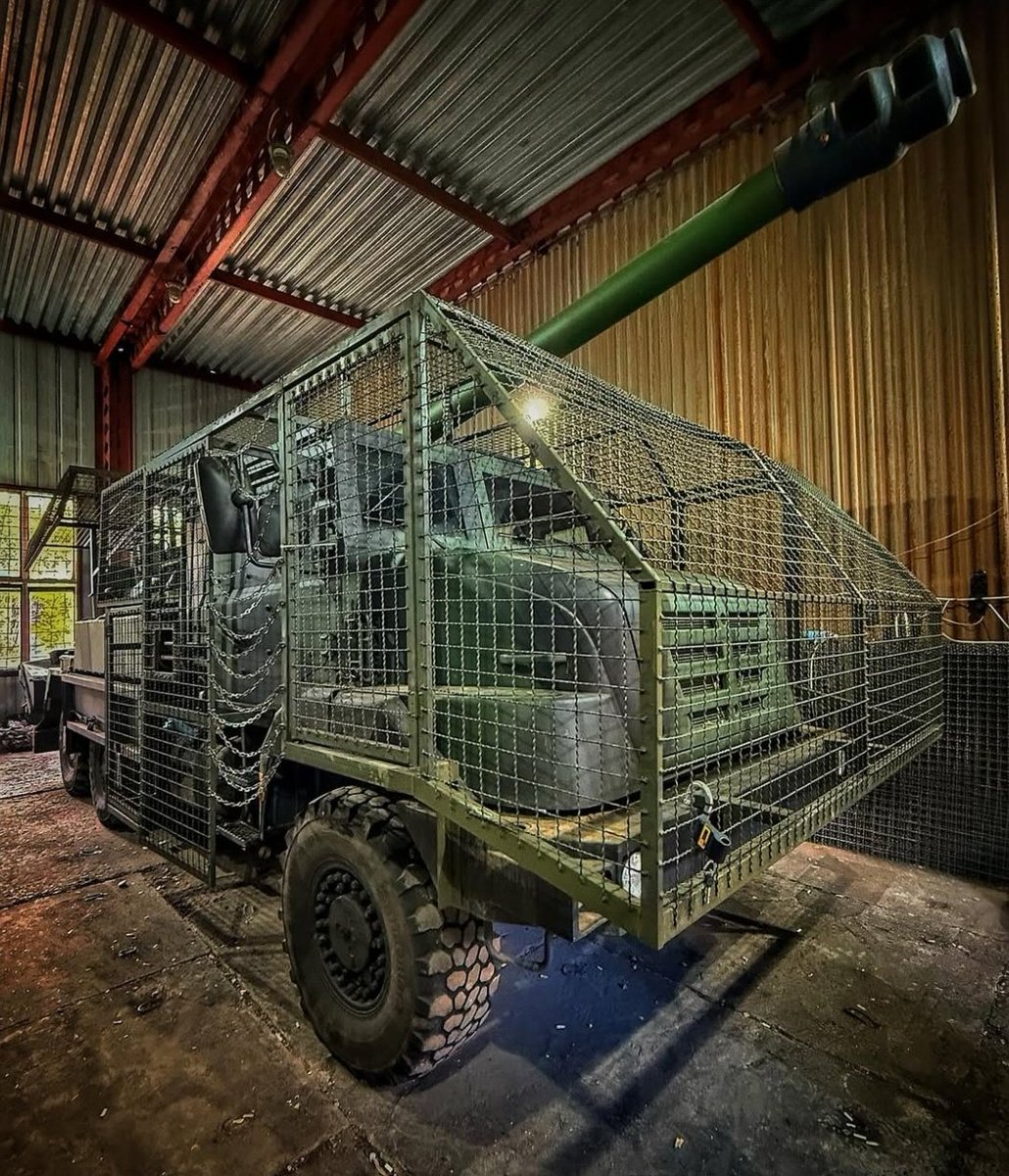 Cest__Carre's tweet image. 🇺🇦🇫🇷 Un CAESAR 6x6 155mm ukrainien équipé d'une imposante cage anti-drones artisanale.
#Ukraine