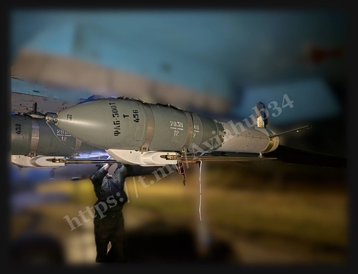 cym27s's tweet image. The new toy
A UMPK FAB-500 + jet-engine
Range: up to 200km