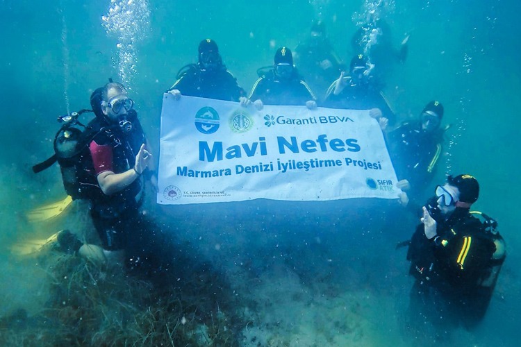 Müsilajla mücadelede yeni adım

Mavi Nefes Projesi kapsamında Marmara Denizi’ndeki baskılar tespit edilerek, iklim değişikliğine karşı dirençli hale getirmek amacıyla ilk dalış gerçekleştirildi.

haberdenizde.com/denizde-gundem…

#müsilajlamücadele

<a href="/turmepa_dernegi/">DenizTemiz Derneği/ TURMEPA</a> <a href="/GarantiBBVA/">Garanti BBVA</a>