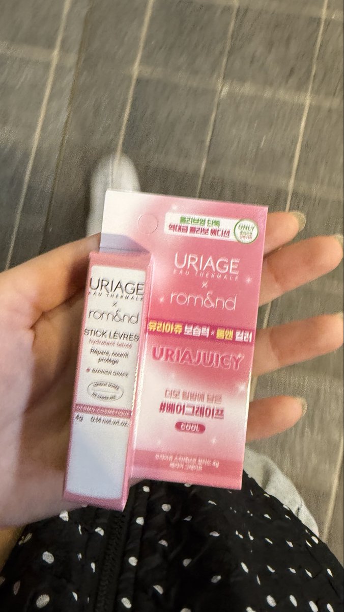 bbeansnn's tweet image. 유리아쥬랑 롬앤 콜라보 제품

진짜 색도 예쁘고 발림성도 좋고 보습도 되서 
너무 좋은데

이거만 바르면 입술 주변이 너무 간지럽고 따가움ㅠㅠ
이것이 바로 구순염이라는건가요..
(예전에 베어그레이프는 잘발랏는데ㅠ..)