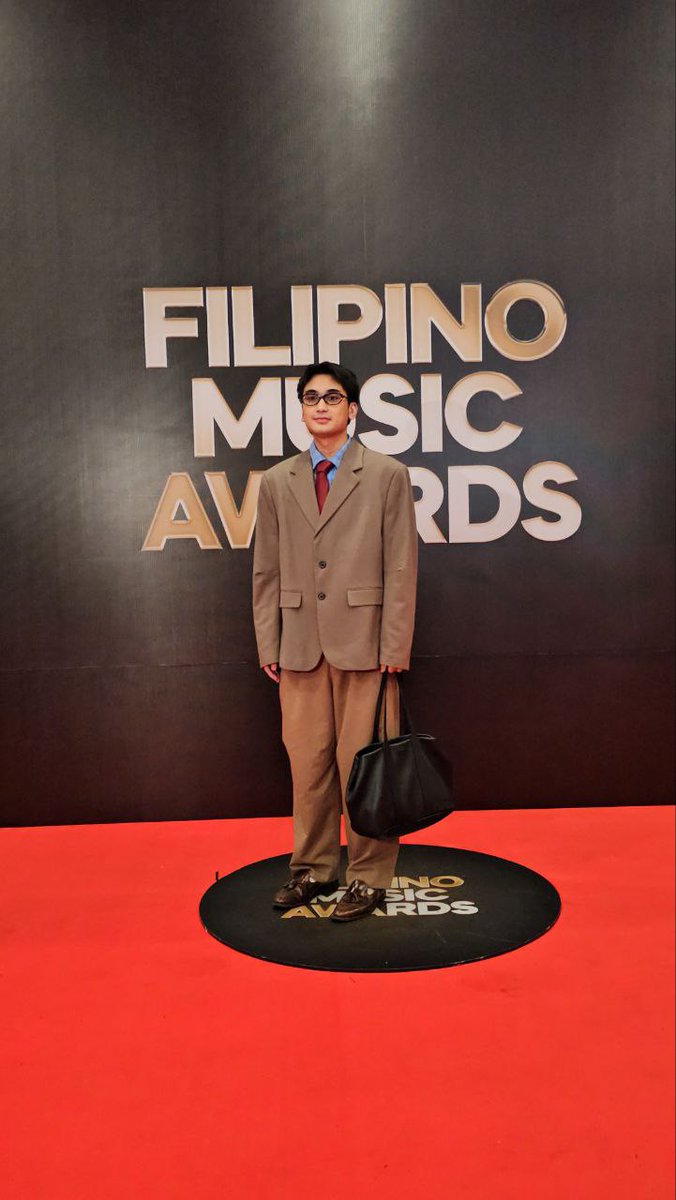 Adie looks dapper in a suit on the Filipino Music Awards red carpet!

#FilipinoMusicAwards
#FMAs  
#Adie