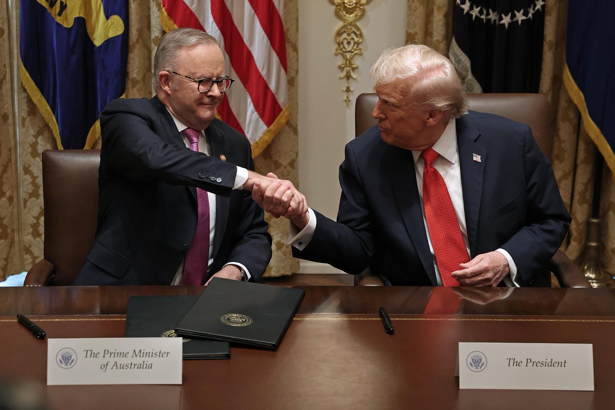 PeterWMurphy1's tweet image. • Sky News Australia grub goads Trump to hate our Ambassador to the US.
• Easily manipulated narcissist takes the bait.
• Back home, the entire irrelevant right wing mob (Coalition MPs, NewsCorp, Nine and ABC hacks) all call for Rudd's resignation. Vomitous #auspol #journalism
