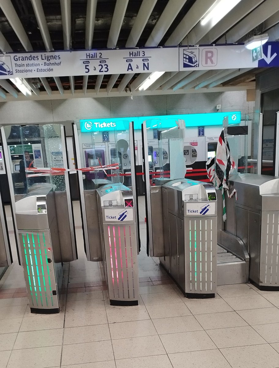 Kim Jong Un ᵖᵃʳᵒᵈⁱᵉ 💸 (@kimjongunique) on Twitter photo Gare de Lyon à Paris : la moitié des portiques du RER hors service, car fracassés.
Bienvenue dans le Tiers-Monde !
➡️ Telegram : t.me/KimJongUnique Gare de Lyon à Paris : la moitié des portiques du RER hors service, car fracassés.
Bienvenue dans le Tiers-Monde !
➡️ Telegram : t.me/KimJongUnique