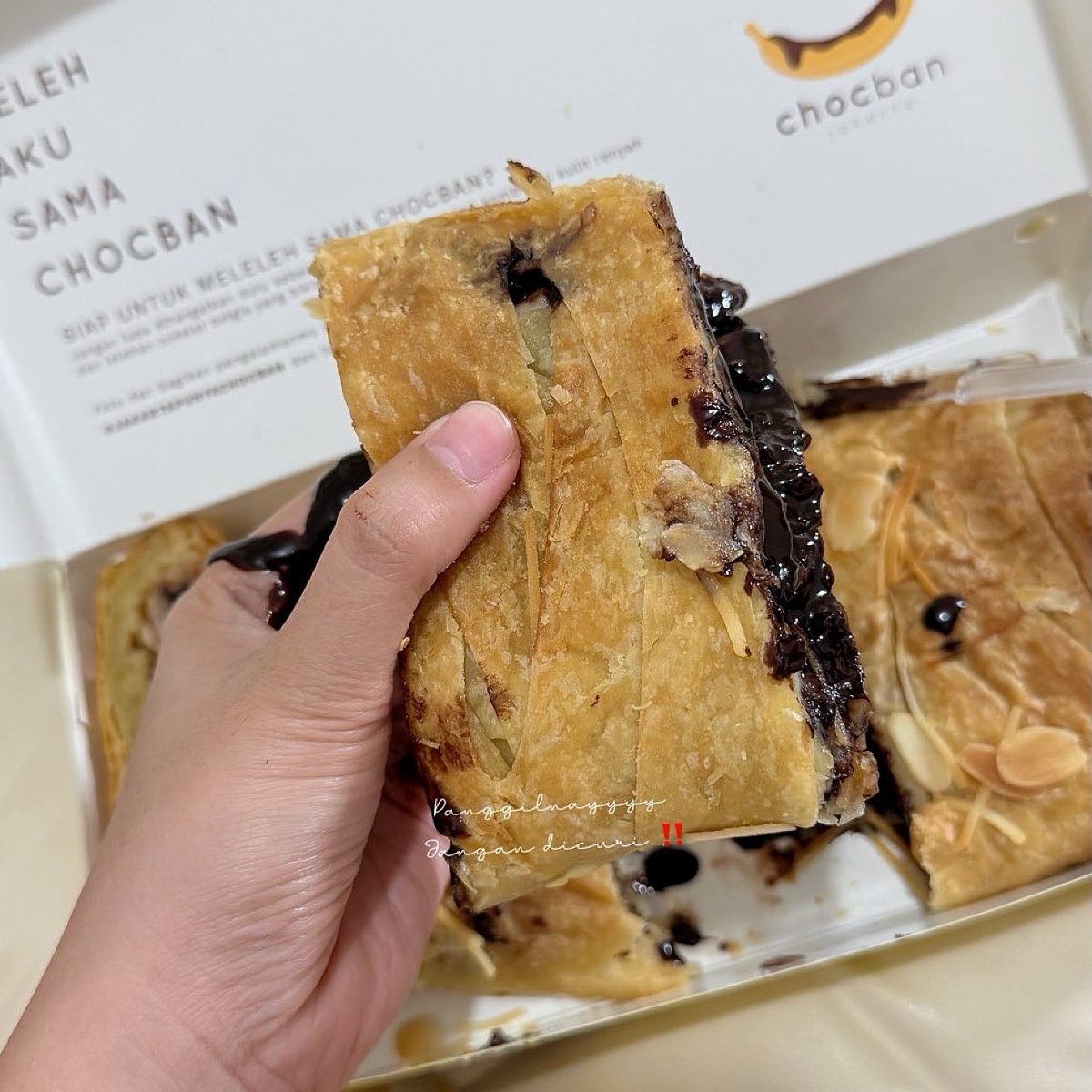 •• Pastry melted chocolate

ini aku yg coklat pisang keju (panasin di microwave)
🎀 s.shopee.co.id/9zpIDwrLm7

gak maksud overrated TAPIIII ini asli enak bangett woy🥹🥹
cokelatnya meleleh LUMERRr🤩 kejunya berasa banget trs pisangnya enakk! 

tenang aja ini manisnya pas GAK