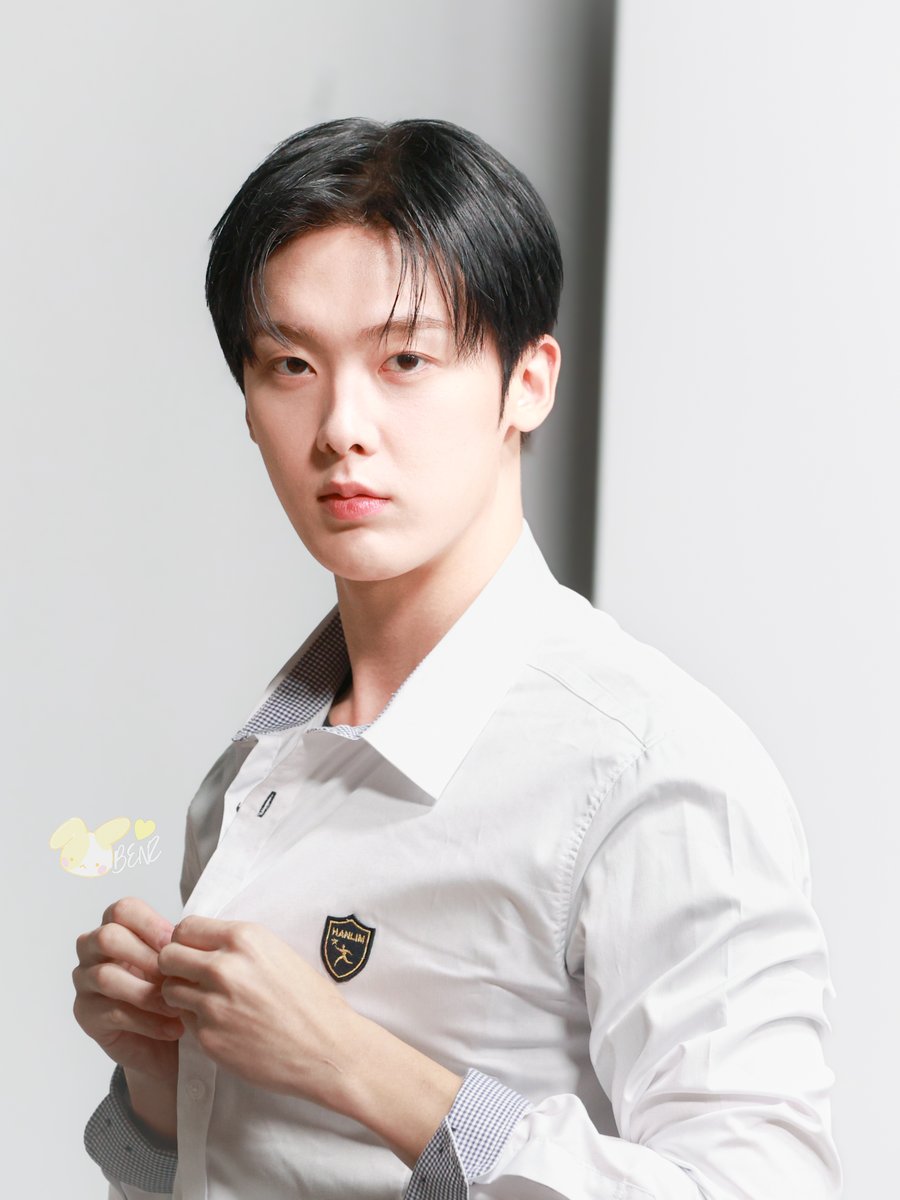 251017 Starlike Music Fansign Event  
#윤산하 #YOONSANHA #CHAMELEON
สงสัยหล่นมาจากฟ้า 🤍