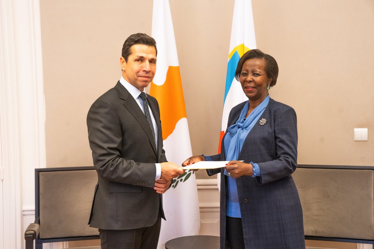 OIFrancophonie's tweet image. Pavlos Kombos, Représentant personnel du Président de la République de #Chypre auprès du #CPF et Ambassadeur à Paris, a présenté ses lettres de créance à la Secrétaire générale de la #Francophonie, @LMushikiwabo.

Ensemble, ils se sont félicités de l’accession de #Chypre au