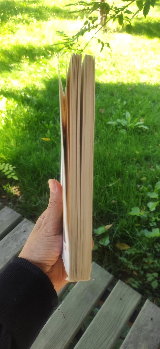 1Kitap_sever's tweet image. "Kimse dışarıdaki birini kurtararak aydınlanamaz, herkes kendi karanlığını keşfederek aydınlanır."
           Karanlığın Yüreği📕
              ~Joseph Conrad~