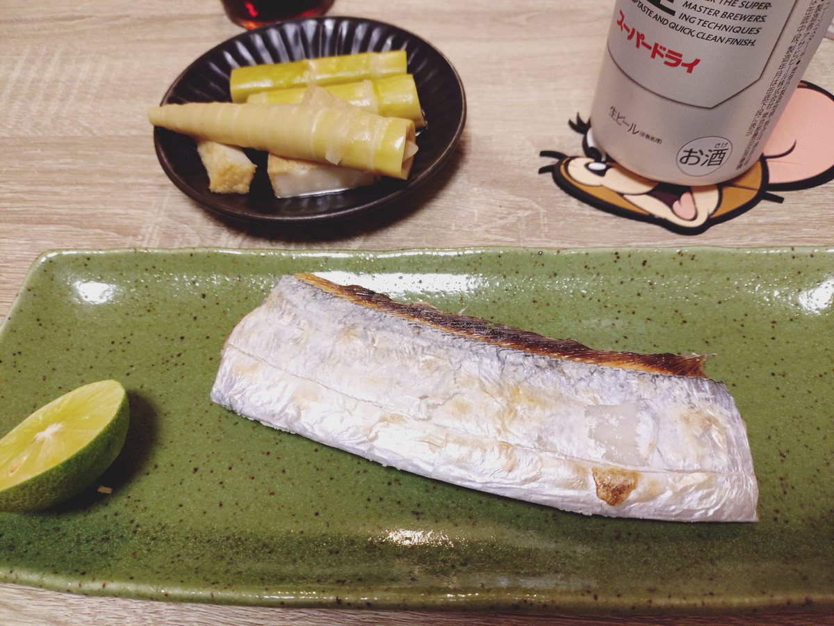 恐怖★貰い物だらけの夕飯

大家さんにもらった四方竹
大家さんのご家族が釣ってきてきたお裾分けの太刀魚
社長の嫁にもらったかぼす
施主さんにもらったビール
大学時代のバイト先でもらった皿