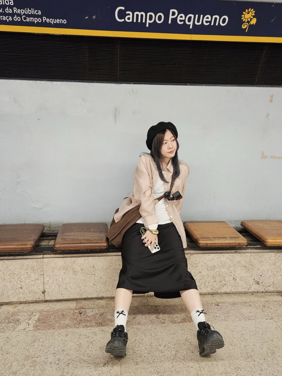 이번 여행중에 노멜렛 옷 진짜 많이 입는 중
니트, 멜빵, 가디건, 블라우스, 새틴 스커트 등등....
잘 뽑은 기본템 느낌이 많아서 매칭하기도 편하고 넘 조아🤍